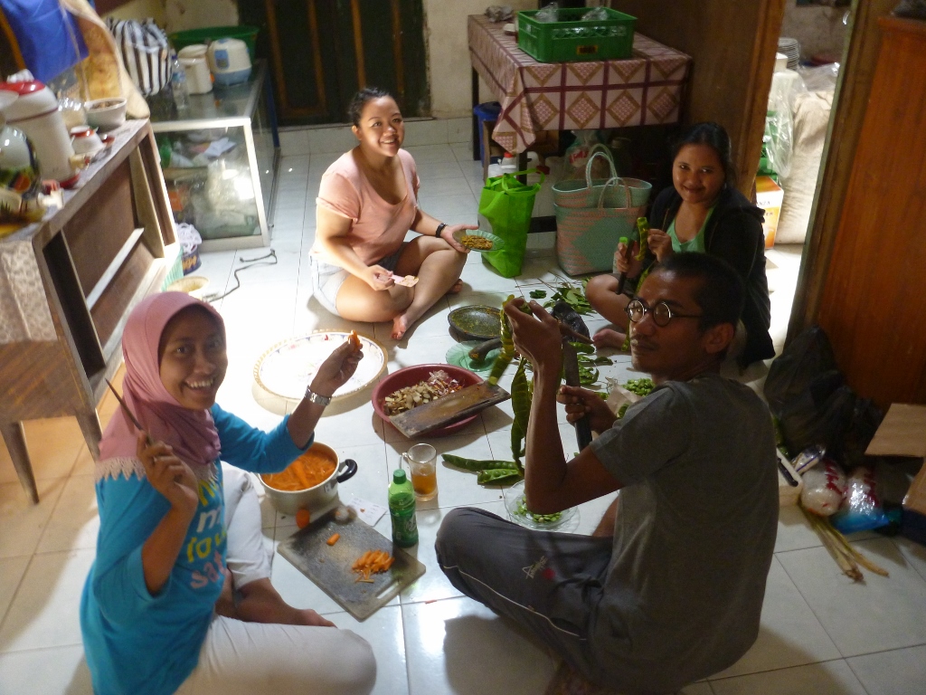 Anybody who wants to cook healthy organic food using local ingredients can join the kitchen team, who prepare the food to be eaten after a long day in the garden- Astrid Reza 10 resize