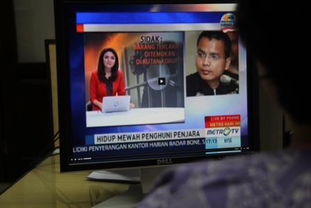 Surprise cell inspections by Denny Indrayana, the Deputy Minister for Justice and Human Rights (pictured right on screen), have uncovered banned items such as mobile phones, televisions and air conditioners - Tim Mann Cashed-up in confinement