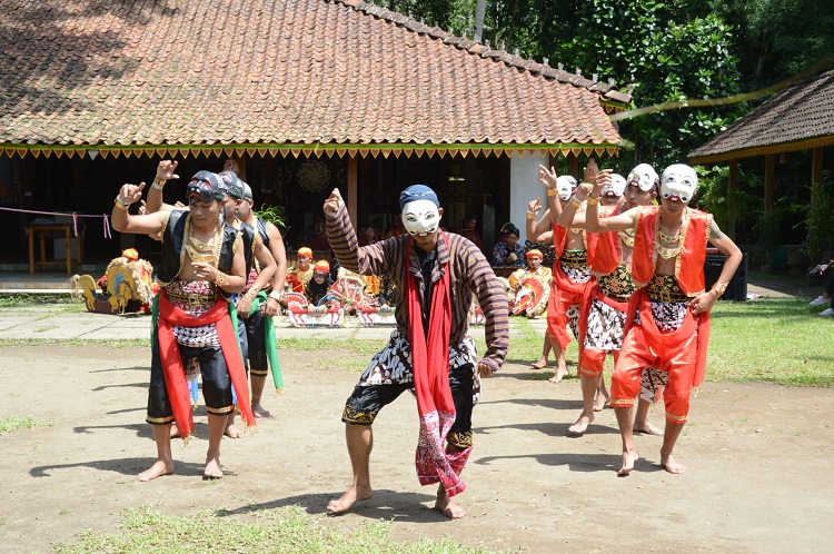 Patients engaging in topeng tembem, a traditional Javanese dance in which the dancers wear masks / Santi Yuliani