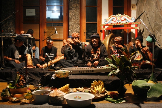 The Sundanese fusion group Karinding Attack played at the opening of the 2010 Nu-Substance festival - Common Room jurriens3